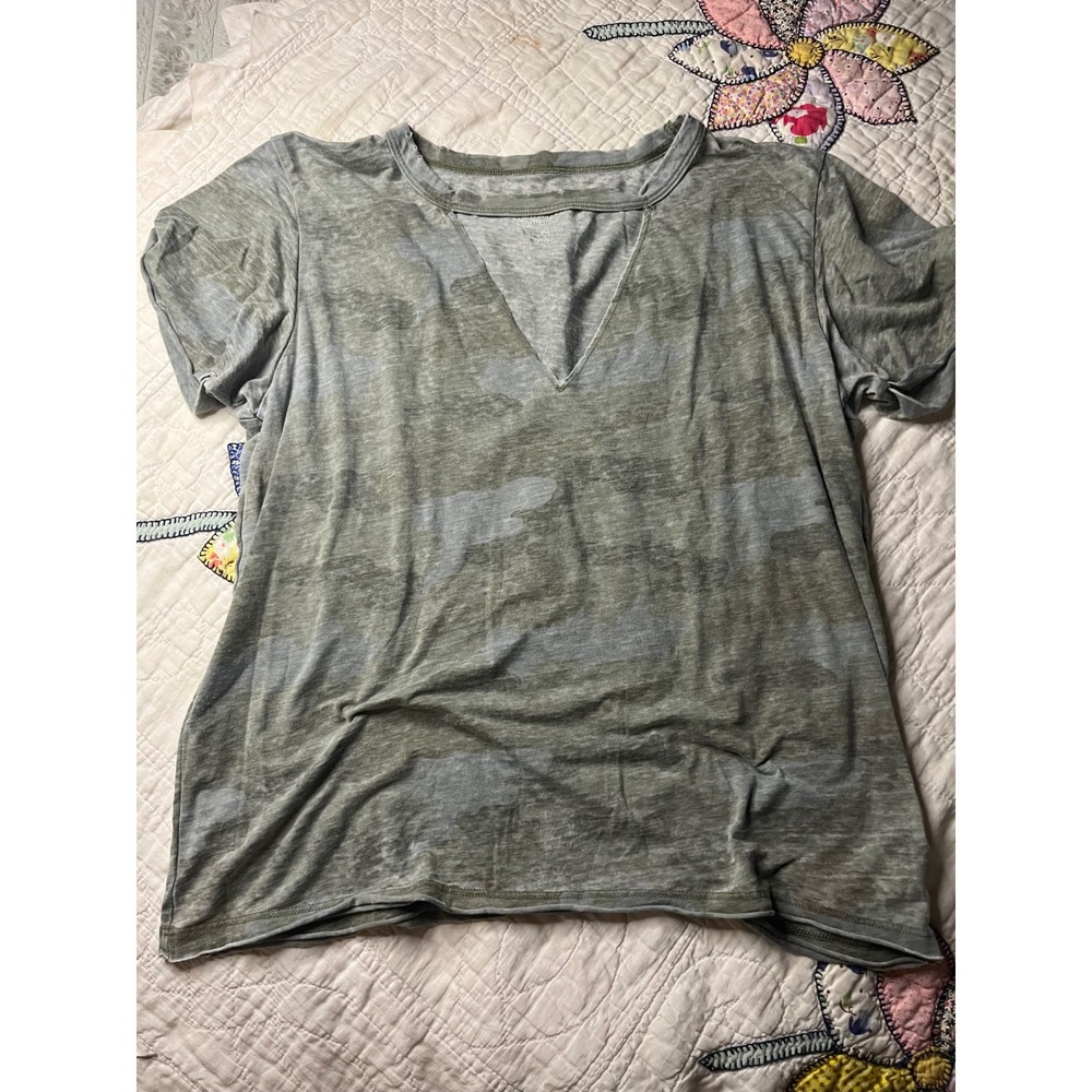 American Eagle Outfitters Camo Cutout V-Neck T-Shirt Green Grey Medium